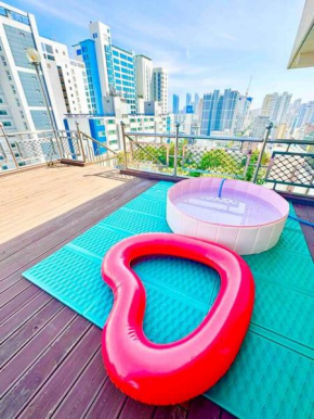 Penthouse Gwangan located main enterance of the beach! Free parking & BBQ with amazing patio!